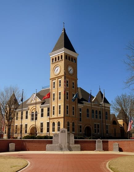 Picture of the Court House in Benton, Arkansas.